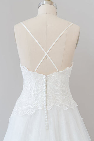 Vestido de novia largo de corte A, tirantes finos, apliques de tul y espalda descubierta