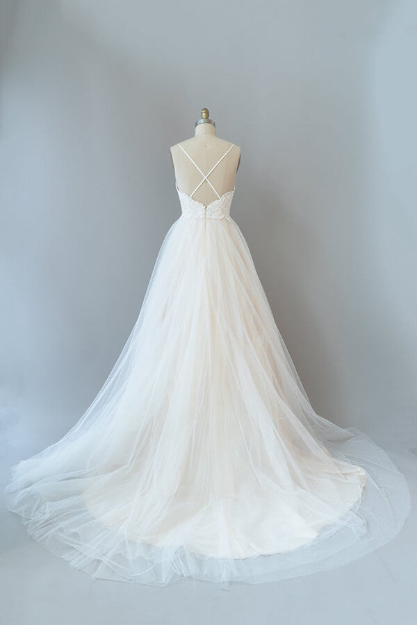 Robe de mariée longue trapèze à fines bretelles en dentelle et tulle dos nu