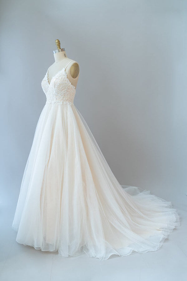 Robe de mariée longue trapèze à fines bretelles en dentelle et tulle dos nu