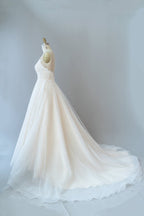 Robe de mariée longue trapèze à fines bretelles en dentelle et tulle dos nu