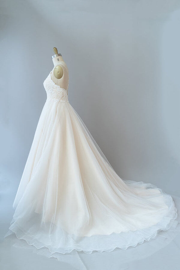 Robe de mariée longue trapèze à fines bretelles en dentelle et tulle dos nu