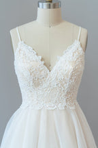 Robe de mariée longue trapèze à fines bretelles en dentelle et tulle dos nu