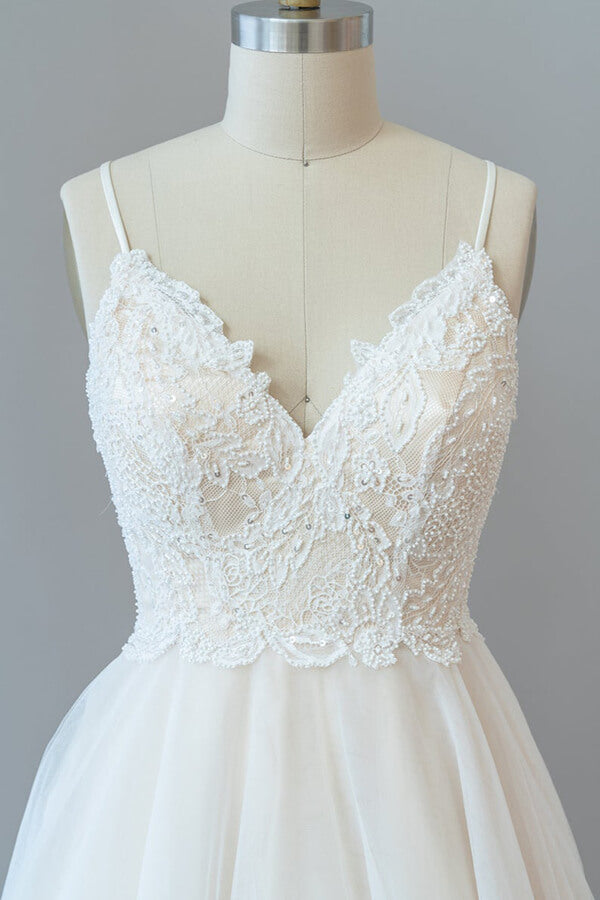 Robe de mariée longue trapèze à fines bretelles en dentelle et tulle dos nu