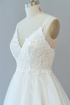 Robe de mariée longue trapèze à fines bretelles en dentelle et tulle dos nu