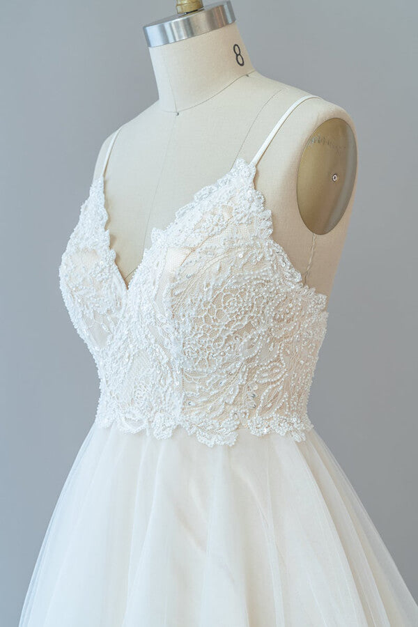 Robe de mariée longue trapèze à fines bretelles en dentelle et tulle dos nu