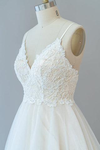 Vestido de novia largo de corte A, tirantes finos, encaje y tul, sin espalda