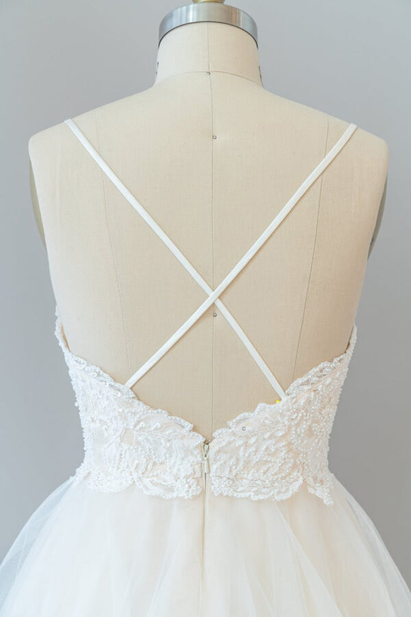 Robe de mariée longue trapèze à fines bretelles en dentelle et tulle dos nu
