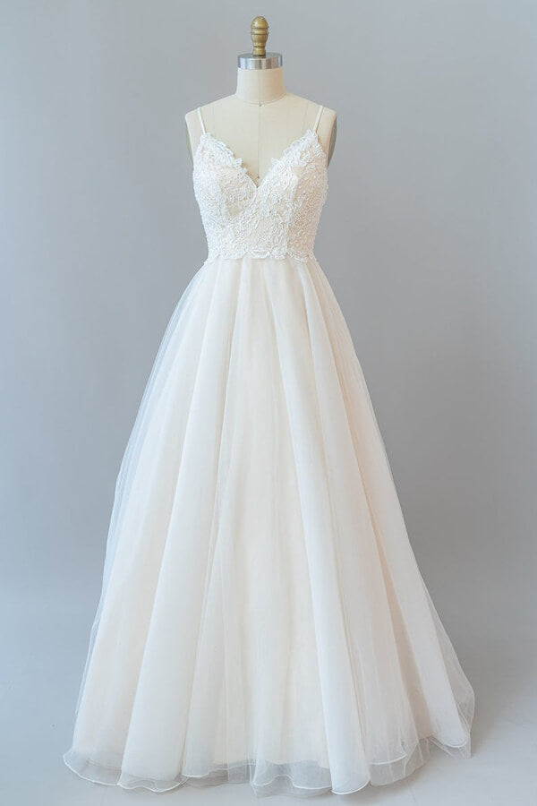 Robe de mariée longue trapèze à fines bretelles en dentelle et tulle dos nu