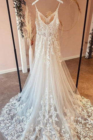 Vestido de novia largo de corte A con tirantes finos, escote corazón, apliques de encaje y tul