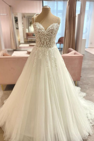 Vestido de novia largo de corte A con tirantes finos, escote corazón, encaje floral y tul