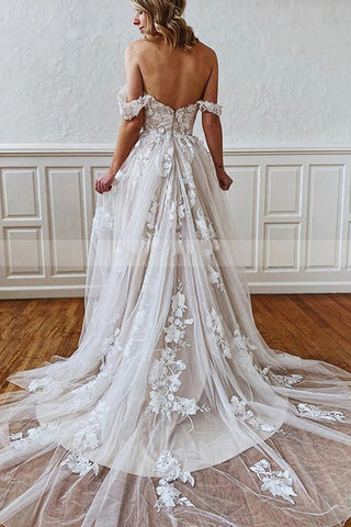 Vestido de novia de corte sirena con tirantes largos, escote corazón, apliques de encaje y tul sin espalda.