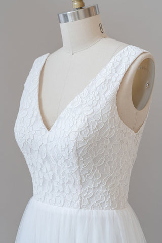 Vestido de novia de gasa con escote en V, tirantes largos, corte en A y espalda descubierta