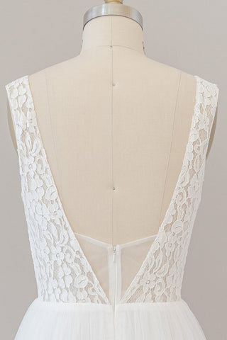 Vestido de novia de gasa con escote en V, tirantes largos, corte en A y espalda descubierta