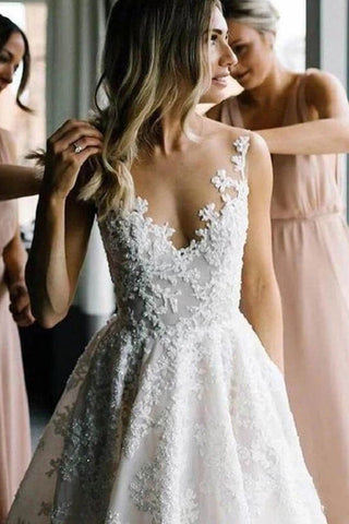 Vestido de novia de corte sirena con tirantes largos, escote en V, cuentas florales, tul y espalda descubierta.