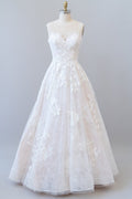 Vestido de novia largo de corte A con escote corazón, apliques de encaje y tul