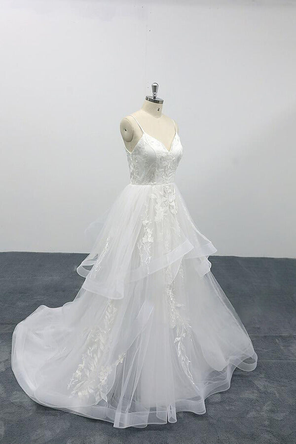 Robe de mariée longue en tulle à bretelles spaghetti et décolleté en cœur orné d'appliques, coupe trapèze et coupe trapèze