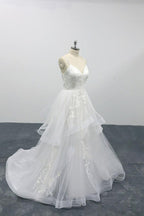 Robe de mariée longue en tulle à bretelles spaghetti et décolleté en cœur orné d'appliques, coupe trapèze et coupe trapèze
