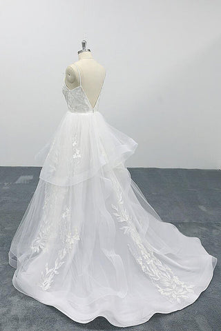 Robe de mariée longue en tulle à bretelles spaghetti et décolleté en cœur orné d'appliques, coupe trapèze et coupe trapèze