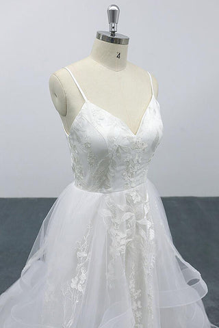 Robe de mariée longue en tulle à bretelles spaghetti et décolleté en cœur orné d'appliques, coupe trapèze et coupe trapèze