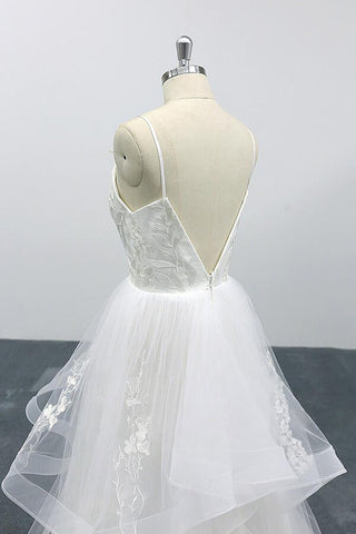Robe de mariée longue en tulle à bretelles spaghetti et décolleté en cœur orné d'appliques, coupe trapèze et coupe trapèze