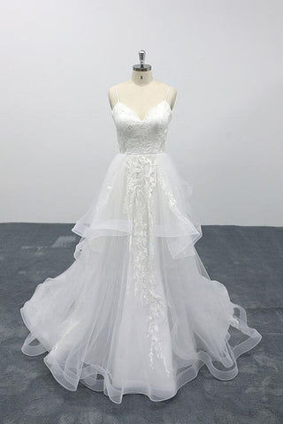 Robe de mariée longue en tulle à bretelles spaghetti et décolleté en cœur orné d'appliques, coupe trapèze et coupe trapèze