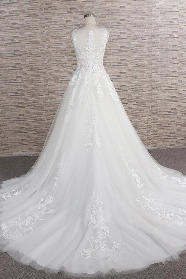 Robe de mariée longue en tulle et dentelle appliquée, décolleté en cœur, coupe trapèze