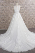 Robe de mariée longue en tulle et dentelle appliquée, décolleté en cœur, coupe trapèze