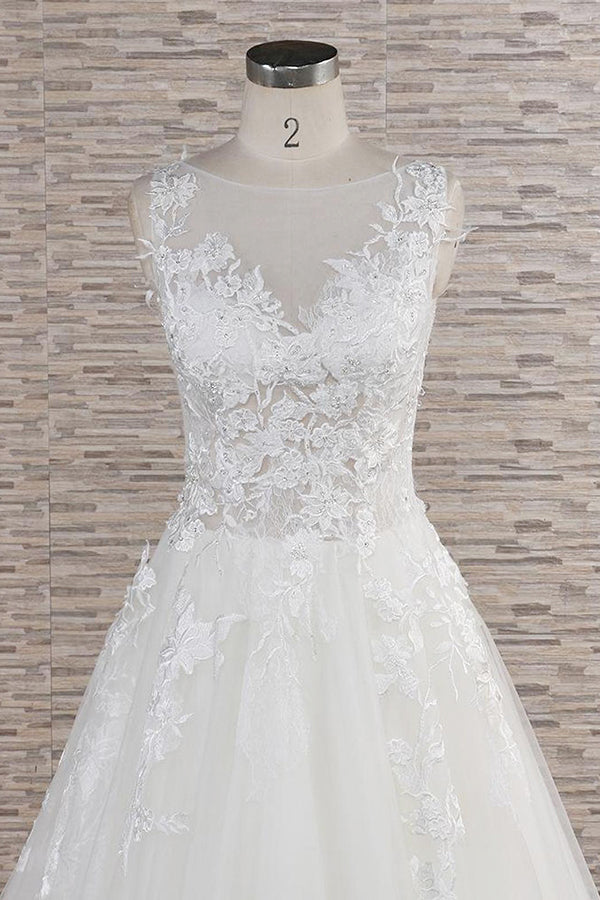 Robe de mariée longue en tulle et dentelle appliquée, décolleté en cœur, coupe trapèze