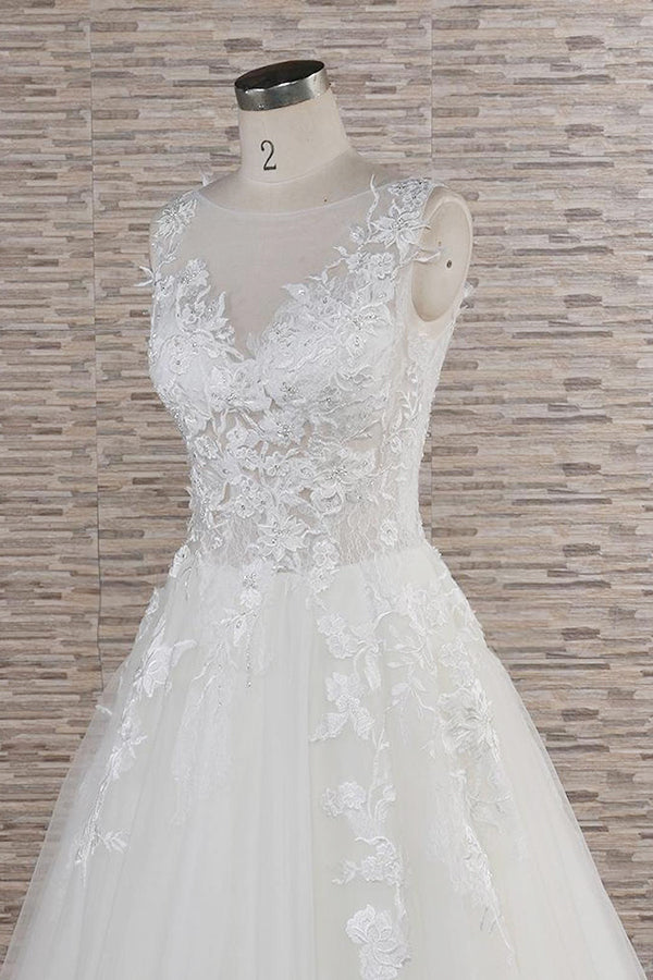 Robe de mariée longue en tulle et dentelle appliquée, décolleté en cœur, coupe trapèze