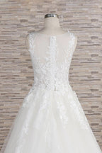 Robe de mariée longue en tulle et dentelle appliquée, décolleté en cœur, coupe trapèze
