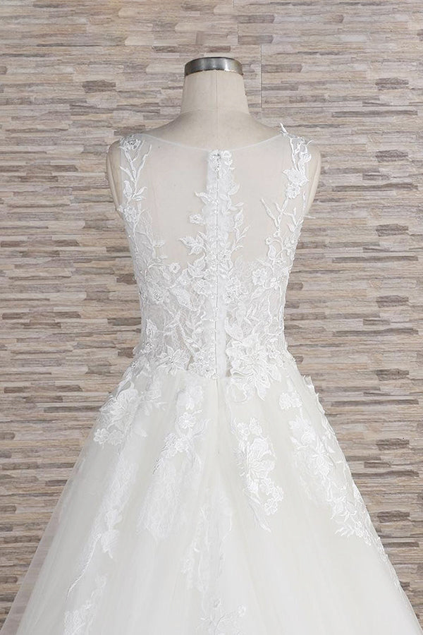 Robe de mariée longue en tulle et dentelle appliquée, décolleté en cœur, coupe trapèze
