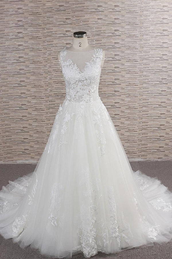 Robe de mariée longue en tulle et dentelle appliquée, décolleté en cœur, coupe trapèze