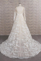 Robe de mariée longue en tulle à manches et décolleté en A, ornée d'appliqués et d'un décolleté en cœur