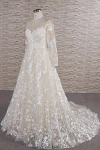 Robe de mariée longue en tulle à manches et décolleté en A, ornée d'appliqués et d'un décolleté en cœur
