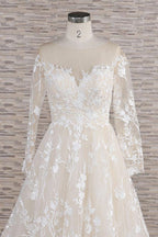 Robe de mariée longue en tulle à manches et décolleté en A, ornée d'appliqués et d'un décolleté en cœur