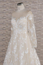Robe de mariée longue en tulle à manches et décolleté en A, ornée d'appliqués et d'un décolleté en cœur