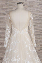 Robe de mariée longue en tulle à manches et décolleté en A, ornée d'appliqués et d'un décolleté en cœur