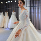 Vestido de novia largo de corte A, escote corazón, espalda descubierta, apliques de encaje y lentejuelas, con mangas.