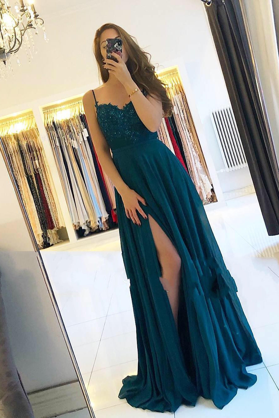 Robe de bal longue en mousseline de soie, coupe trapèze, décolleté cœur et fente.