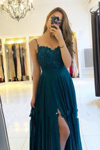Robe de bal longue en mousseline de soie, coupe trapèze, décolleté cœur et fente.