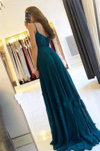 Robe de bal longue en mousseline de soie, coupe trapèze, décolleté cœur et fente.