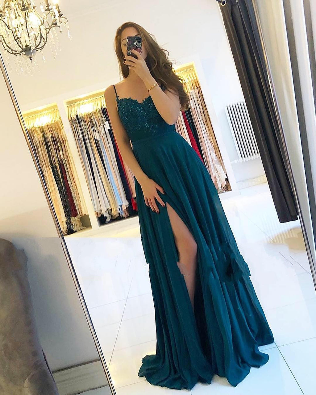 Robe de bal longue en mousseline de soie, coupe trapèze, décolleté cœur et fente.