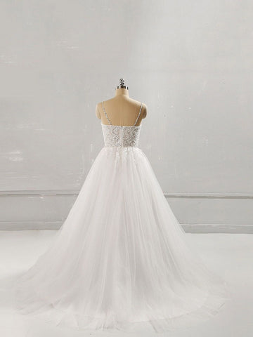 Robe de mariée longue en tulle et dentelle, décolleté cœur, coupe trapèze