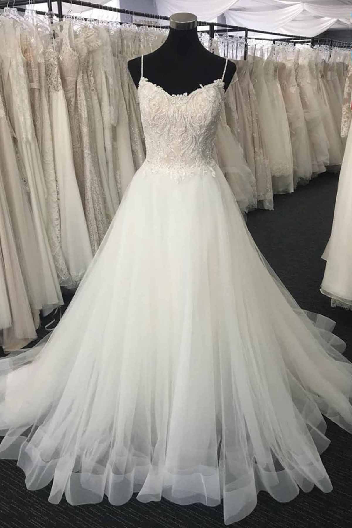 Robe de mariée longue en tulle et dentelle, décolleté cœur, coupe trapèze