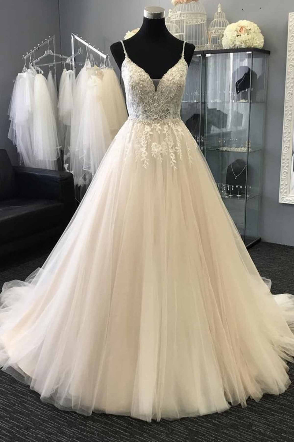 Robe de mariée longue en tulle et dentelle, décolleté cœur, coupe trapèze