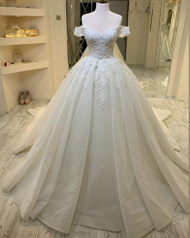 Vestido de novia largo de corte A con escote corazón, hombros descubiertos, apliques, encaje y volantes