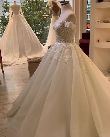 Vestido de novia largo de corte A con escote corazón, hombros descubiertos, apliques, encaje y volantes