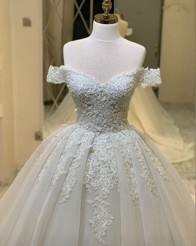 Vestido de novia largo de corte A con escote corazón, hombros descubiertos, apliques, encaje y volantes