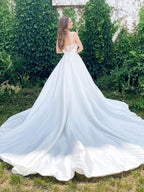 Robe de mariée longue en satin, coupe trapèze, décolleté cœur, dos nu et poches