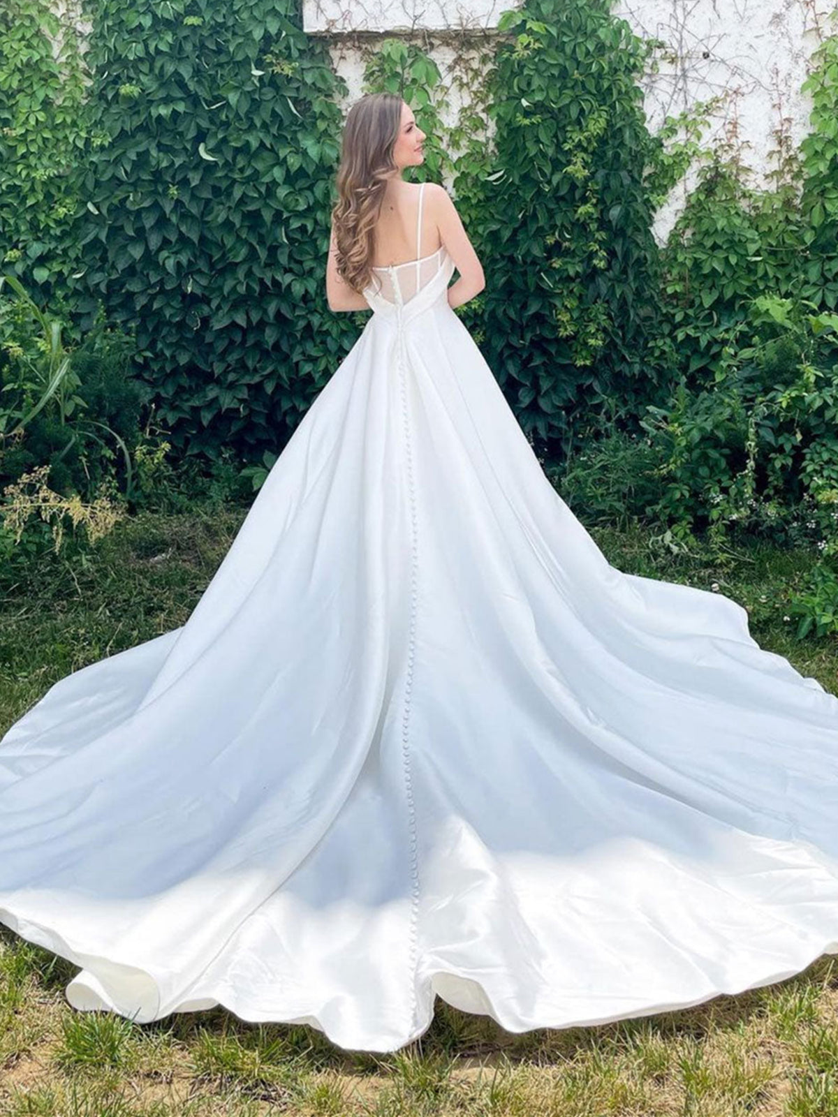 Robe de mariée longue en satin, coupe trapèze, décolleté cœur, dos nu et poches